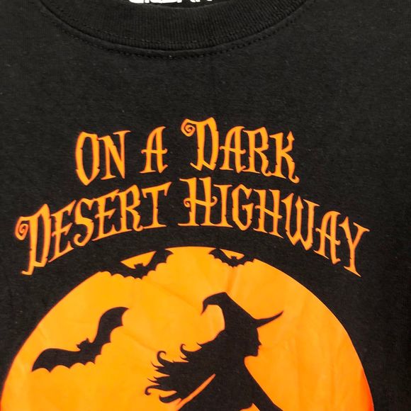 Halloween T-Shirt w/Witch Flying on Her Broom On a Dark Desert Hwy…SZ M - Picture 4 of 7